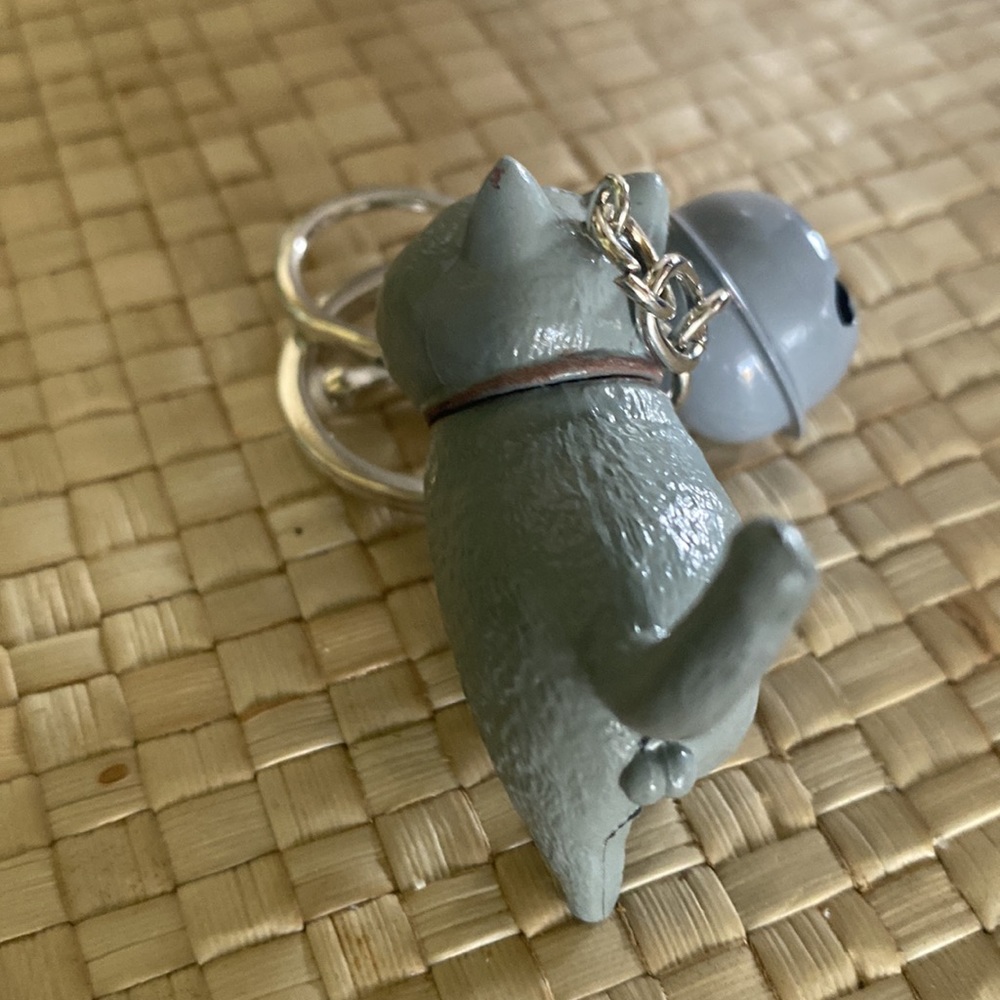 Adorable new gray cat keychain with bell and lobster clasp - Picture 4 of 4